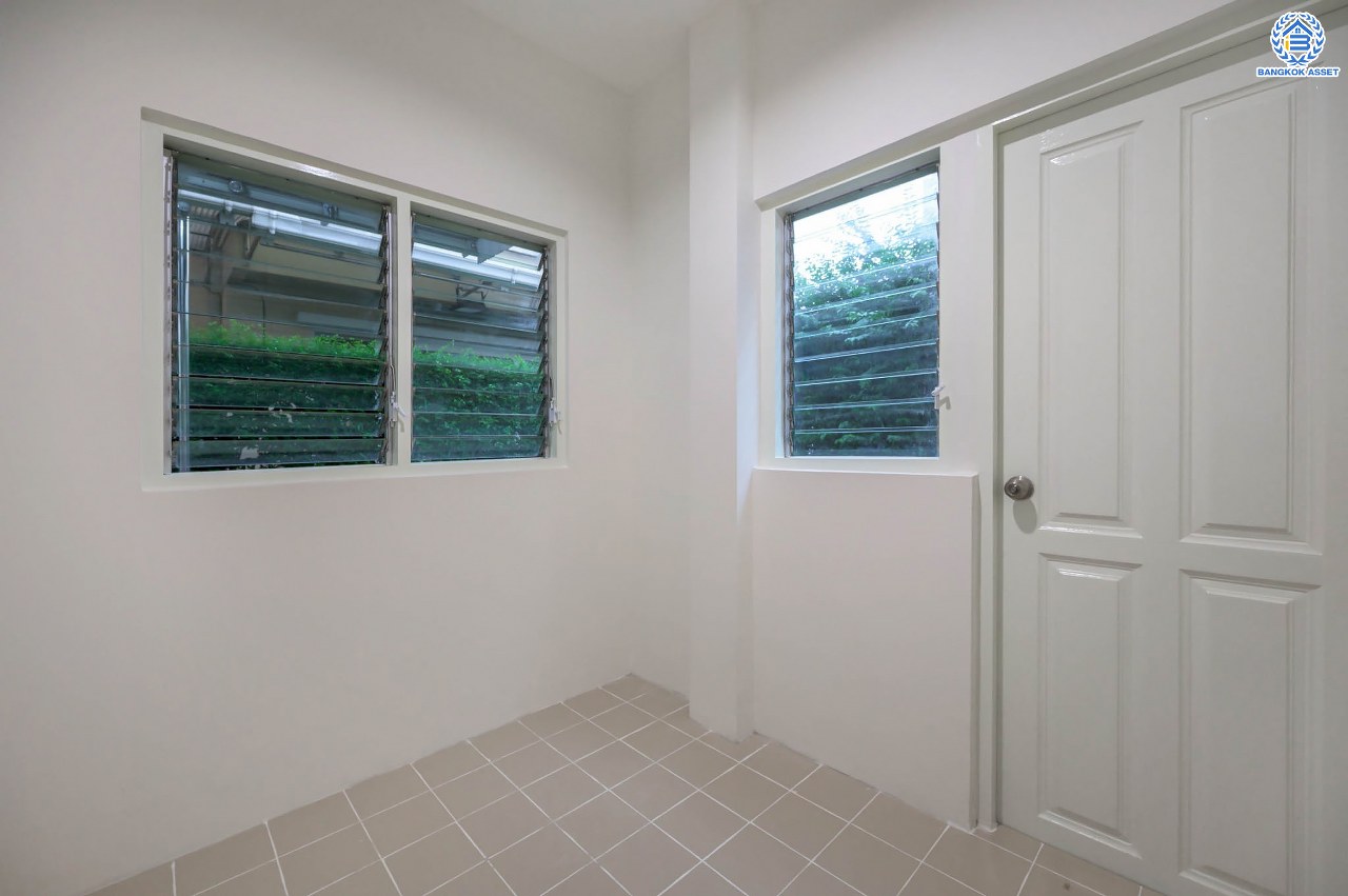 บ้านมือสองตกแต่งใหม่ โครงการ คาซ่าแกรนด์ รัตนาธิเบศร์-ราชพฤกษ์ บ้านเดี่ยวจากแบรนด์ Q.House เนื้อที่ 68 ตร.ว. ฟังก์ชัน 3 ห้องนอน 4 ห้องน้ำ 1 ห้องแม่บ้าน จอดรถได้ถึง 2 คัน พร้อม Facilities ครบครัน บนทำเลเดินทางสะดวก ติดถนนราชพฤกษ์ ใกล้เซ็นทรัลเวสต์เกต และรถไฟฟ้าสายสีม่วง "สถานีบางรักใหญ่"